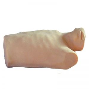 How does the intracardiac injection training model ensure the accuracy of the injection position